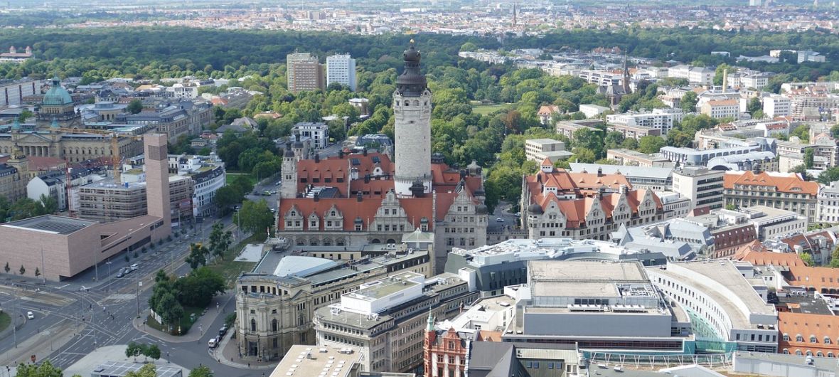 Leipzig: Mieten und Kaufpreise erneut gestiegen: Laut neuestem PISA-Marktbericht haben sich 2021 die Leipziger Angebotsmieten für Erstbezug um 3,7 Prozent erhöht. Im Bestand betrug der Zuwachs 2,5 Prozent. Auch Eigentumswohnungen wurden teurer. Sie kosteten stadtweit im Schnitt erstmals mehr als 5.000 E