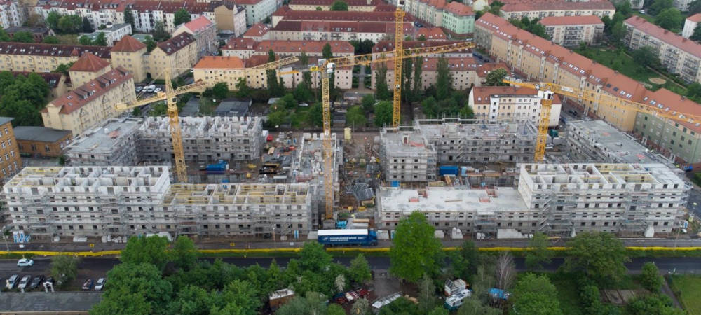 Leipziger LWB steigert Bauausgaben im Jahr 2021 auf Rekordniveau: Der aktuelle durchschnittliche Mietpreis liegt bei 5,47 Euro in der städtischen Wohnungsgenossenschaft. Oberbürgermeister Burkhard Jung sieht das Unternehmen als wichtiges Instrument für bezahlbares Wohnen. 