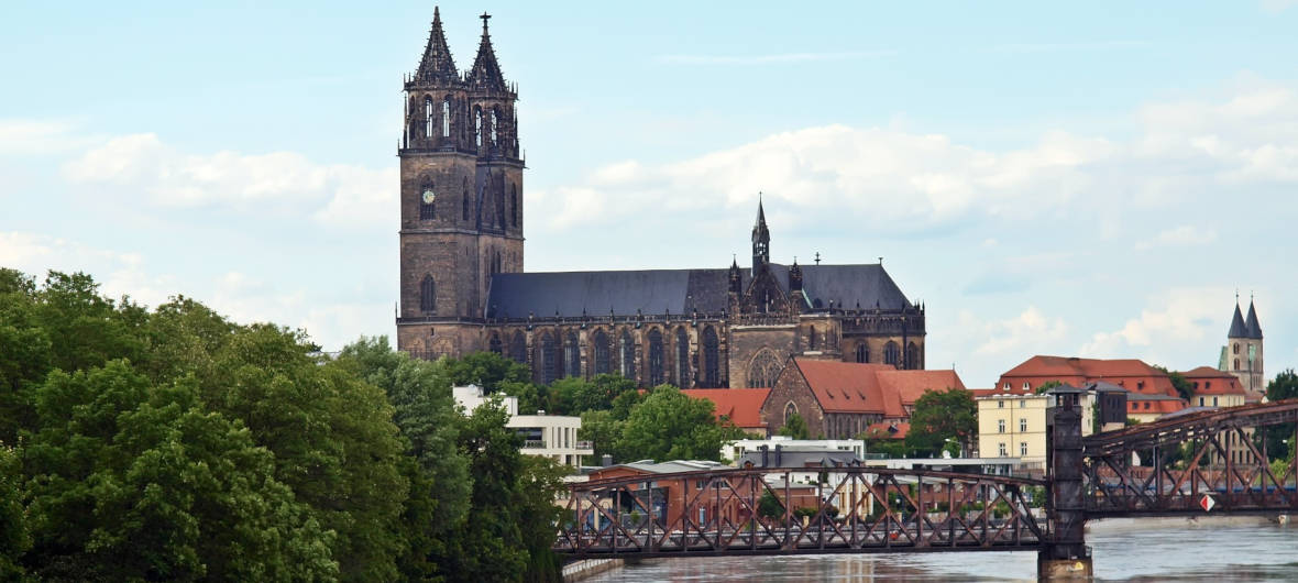 Energieautarkes Modellprojekt in Magdeburg: Reihenhäuser der Zukunft: Im Magdeburger Süden verwirklichte die WOBAU mit dem Neubau von acht energie­autarken Reihen­häusern ein zukunfts­weisendes und inno­vatives Modell­projekt.