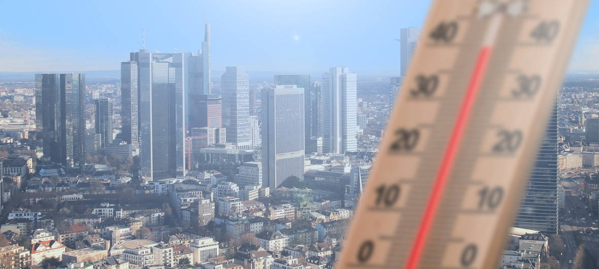 SO lässt sich Hitze in Quartieren gezielt verhindern: Die DORNIEDEN Gruppe führt eine Reihe von Maßnahmen ins Feld, die das Mikroklima in Wohngebieten positiv beeinflussen, urbaner Hitze entgegenwirken und so die Lebensqualität der Bewohner erheblich verbessern können.