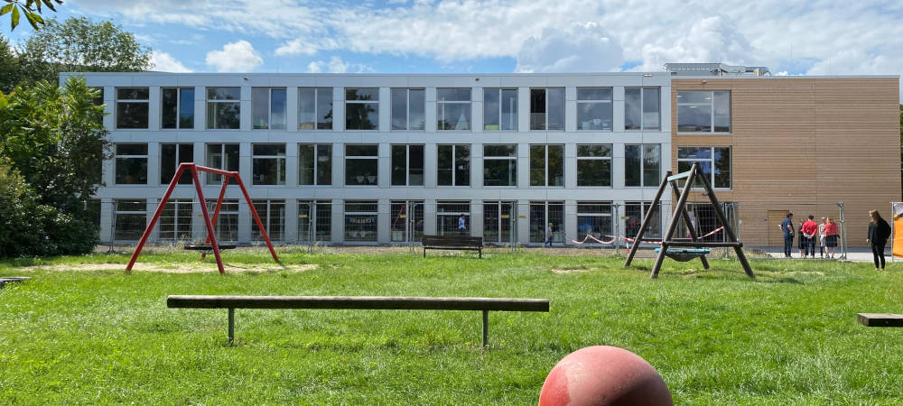 Modulare Ergänzungsbauten aus Holz machen Schule in Berlin: Die Hauptstadt wächst und braucht mehr Schulplätze – und das schnell. Der rot-rot-grüne Senat setzt dafür auch auf modulare Ergänzungsbauten aus Holz. Der erste Typenbau wurde jetzt eingeweiht.