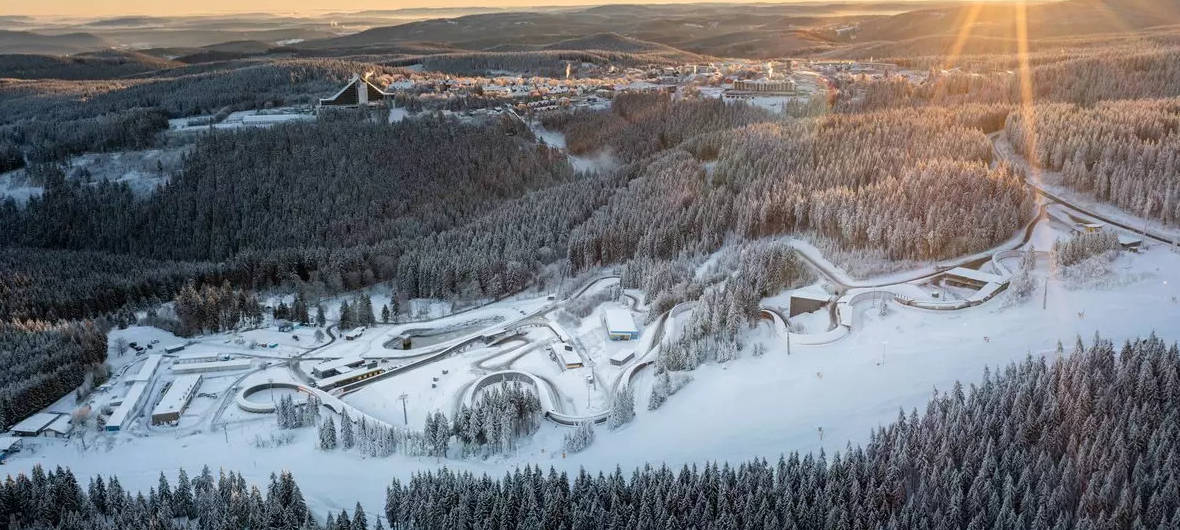 Nachhaltigkeit und Wintersport: Wintersportstätten in Oberhof setzen auf Abwärme-Nutzung: An den Sportstätten in Oberhof sind enorme Energiemengen erforderlich. Die große Frage lautet daher: Nachhaltigkeit und Wintersport – geht das?