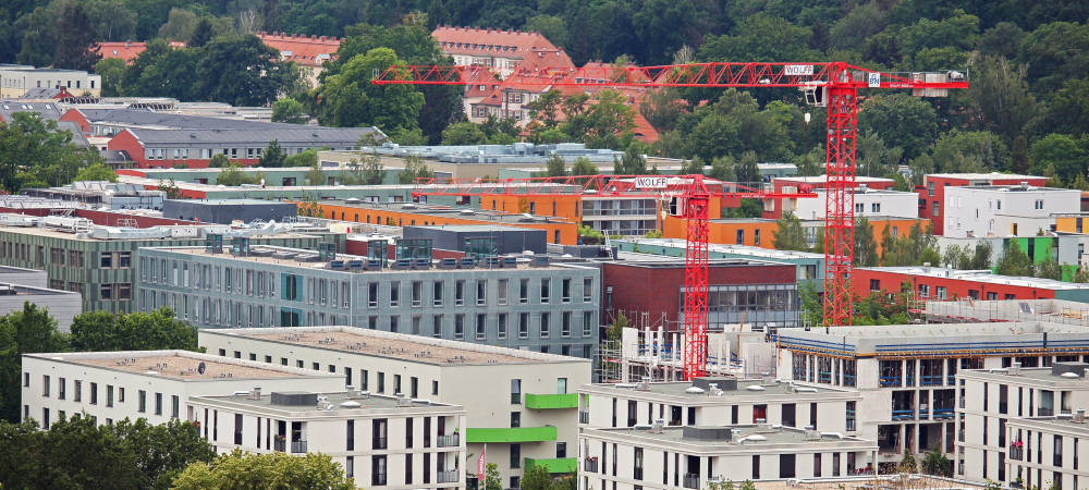 Ostdeutsche Wohnungsmärkte: Breites Spektrum an Rendite-Risiko-Profilen : Ostdeutschland gleicht einem Mosaik aus prosperierenden Zentren und schrumpfenden Regionen. Das günstigste Verhältnis aus Risiko und Rendite finden Investoren in Potsdam, Rostock, Erfurt und Jena.