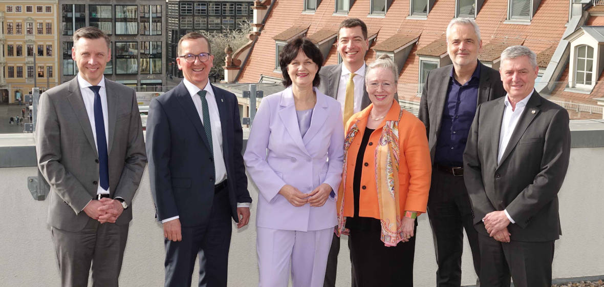 Ostdeutsche Wohnungswirtschaft warnt: Klimawende würde Mieten in neuen Bundesländern verdoppeln: Bei einer Pressekonferenz sprachen erstmalig alle sozial organisierten Wohnungsverbände Ostdeutschlands mit einer Stimme und warfen ein Schlaglicht auf die Wohnrealitäten in den neuen Bundesländern.