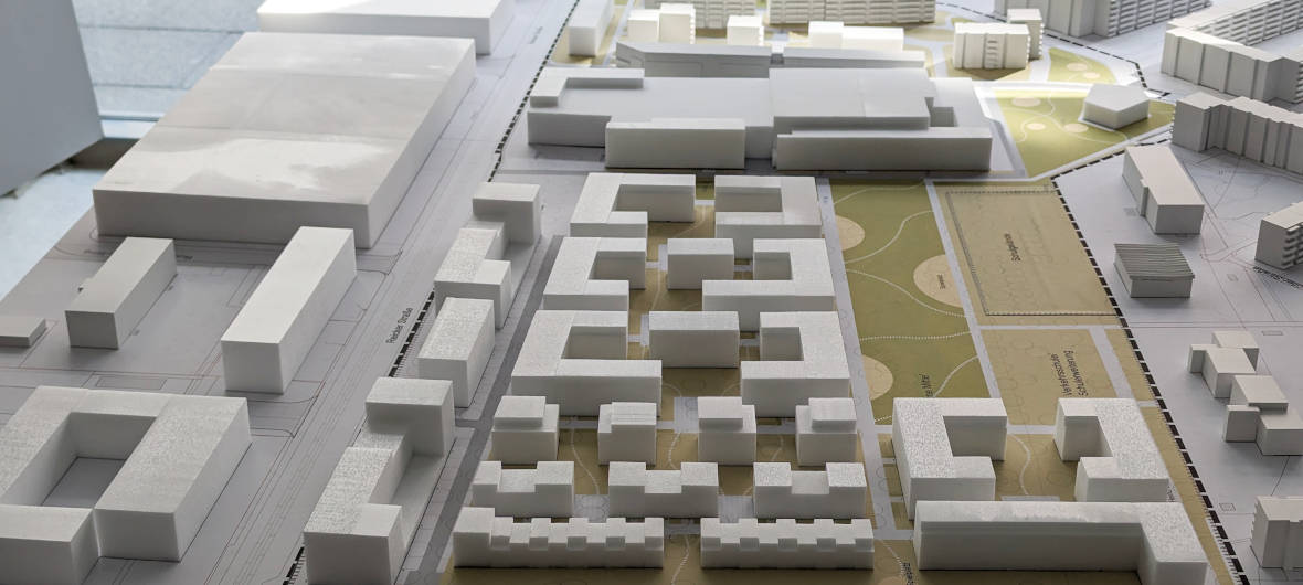 Otto-Dix-Quartier in Dresden: Plan für 800 neue Wohnungen in Reick: Rund um ein Einkaufszentrum und gegenüber von einem neuen Wissenschaftsstandort soll ein lebendiges Stadtquartier entstehen. Einen kleinen Park gibt es schon. 