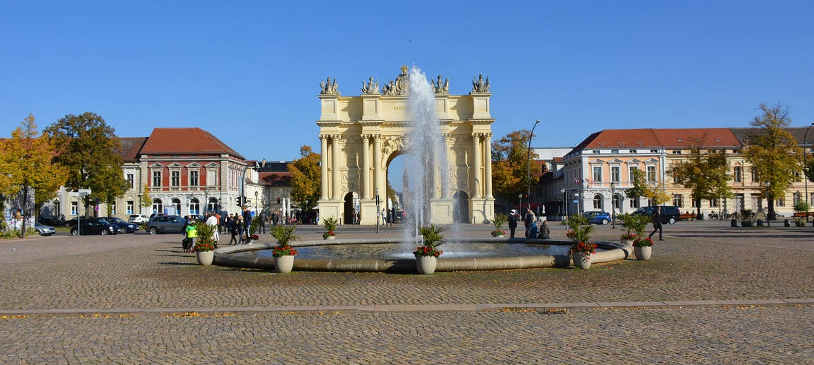 Umnutzung von Straßenräumen: Potsdam auf dem Weg zu einer attraktiveren Innenstadt: Die Stadtverordnetenversammlung von Potsdam hat das Konzept „Innenstadt – Straßenräume neu denken!“ beschlossen, um die Innenstadt attraktiver zu gestalten. Hierzu startete jetzt ein Modellversuch.