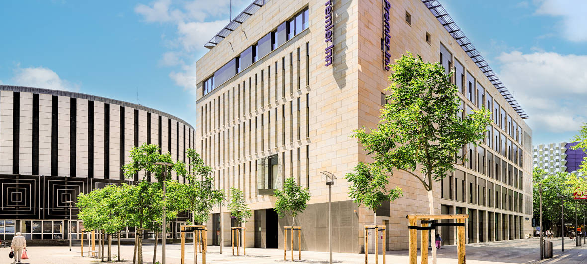 Premier Inn in Dresden: Aus ehemaligem Wöhrl-Plaza-Kaufhaus wird neues Hotel: Das ehemalige Wöhrl-Plaza-Kaufhaus in Dresden wurde zu einer mischgenutzten Immobilie transformiert. Diese beherbergt nun unter anderem ein Premier Inn Hotel.