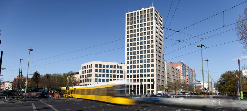 HOWOGE stellt Quartier am Rathauspark fertig: Die HOWOGE hat das Quartier am Rathauspark mit 387 Wohnungen und einem Büroturm an der Frankfurter Allee in Berlin-Lichtenberg fertiggestellt. Wir stellen das Quartier vor und gewähren einige Einblicke.