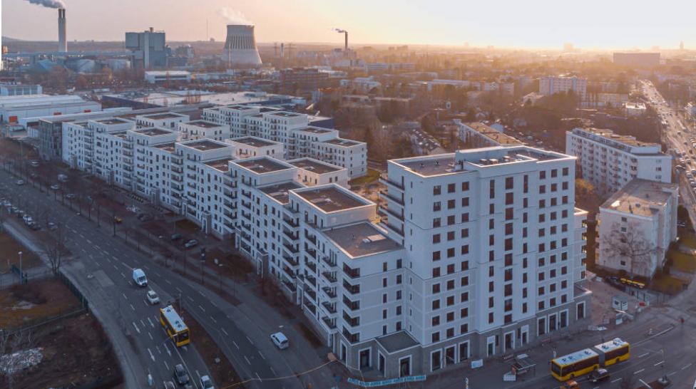 500 Wohnungen im Quartier Paulsternstraße trotz Corona früher übergeben: Berlin kann auch schnell: degewo und WBM haben zusammen mit ihren Partnern trotz Einschränkungen durch Corona 483 Wohnungen an der Paulsternstraße vorfristig fertiggestellt.