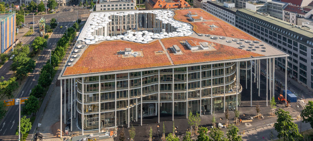 Neubau der Sächsischen Aufbaubank eröffnet: Der Neubau der Sächsischen Aufbaubank in Leipzig ist eröffnet. Das vom Londoner Architekturbüro ACME entworfene Ensemble ist besonders durch sein Forum mit 159 Säulen ein Blickfang.