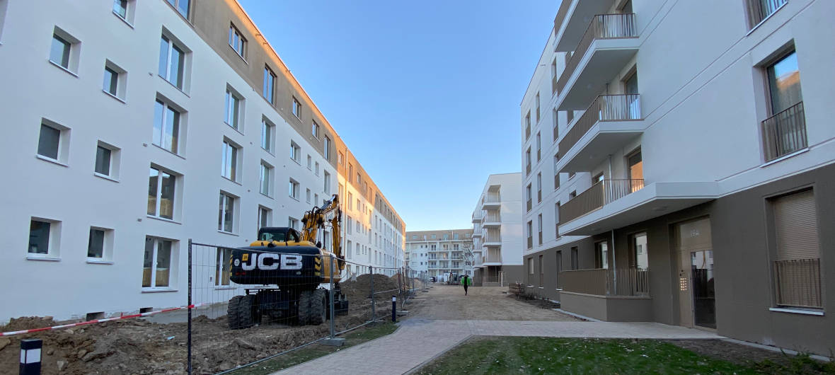 Berlin: Gesobau präsentiert ihr größtes Einzelvorhaben: Das landeseigene Wohnungsunternehmen hat einen 1950er Jahre Bestand mit 401 Wohnungen in Berlin-Pankow modernisiert und durch neue Wohnungen, beispielsweise durch Dachaufstockung, ergänzt.