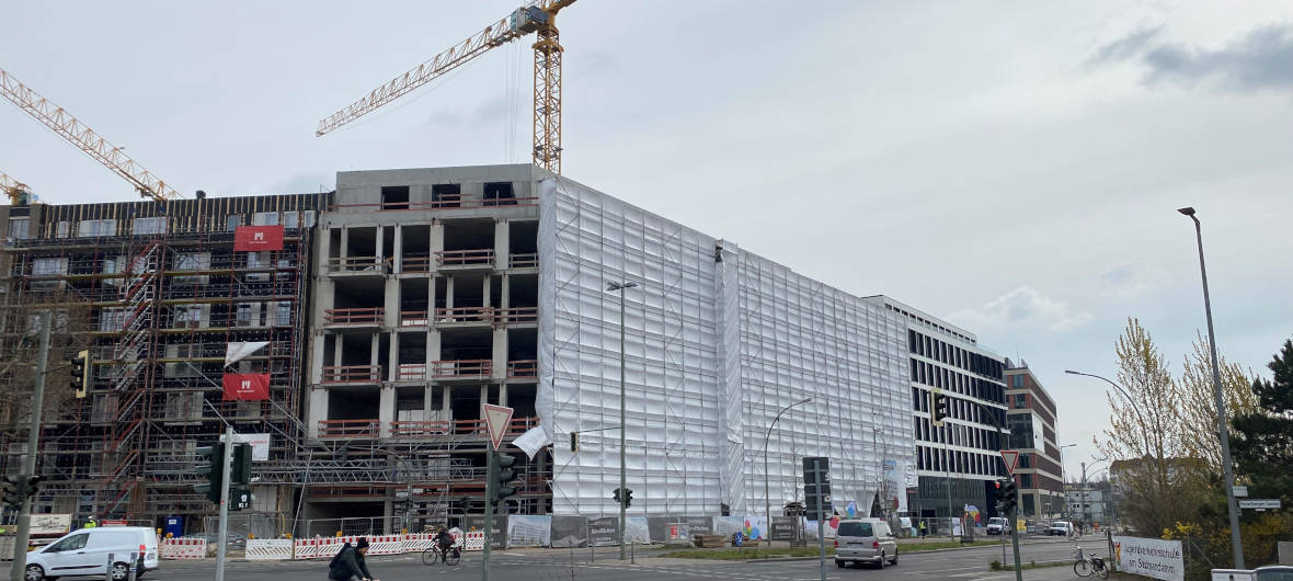 Quartiersentwicklung Schöneberger Linse: Gewobag-Projekt feiert Richtfest: Zwischen den S-Bahnhöfen Schöneberg und Südkreuz wächst im Berliner Bezirk Tempelhof-Schöneberg eines von 16 neuen Stadtquartieren. 