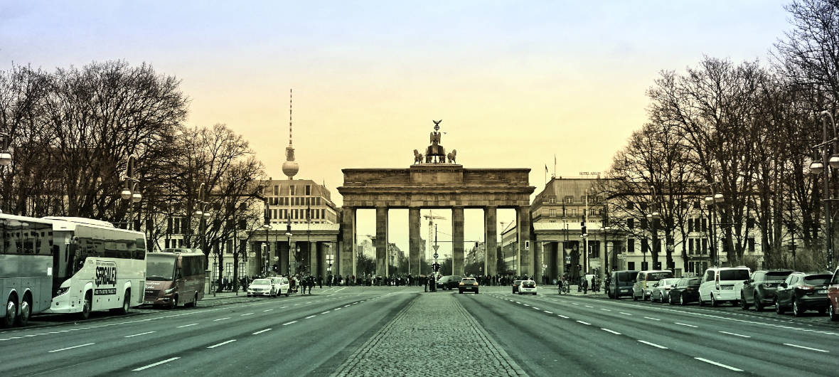 Studie: Lässt eine Vergesellschaftung großer Wohnungsbestände die Mieten sinken?: Die Rosa-Luxemburg-Stiftung hat eine Auftragsstudie veröffentlicht, nach der die Mieten im Durchschnitt um 16 Prozent sinken, wenn Wohnungsunternehmen mit mehr als 3000 Wohnungen enteignet werden.