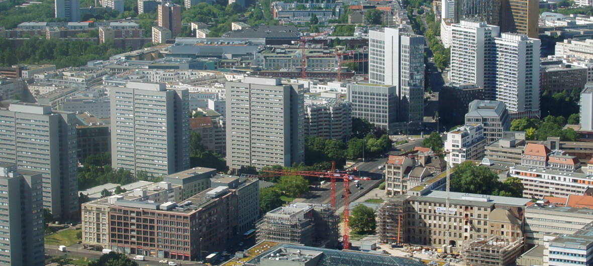 Sozialer Wohnungsbau in Sachsens Metropolen: Seit Mitte der 2010er-Jahre ist der soziale Wohnungsbau auch in den beiden sächsischen Metropolen Dresden und Leipzig  in den Blickpunkt gerückt. Beide versuchen, Ansätze zur Lösung dieses Problem zu finden und gehen dabei unterschiedliche Wege. 