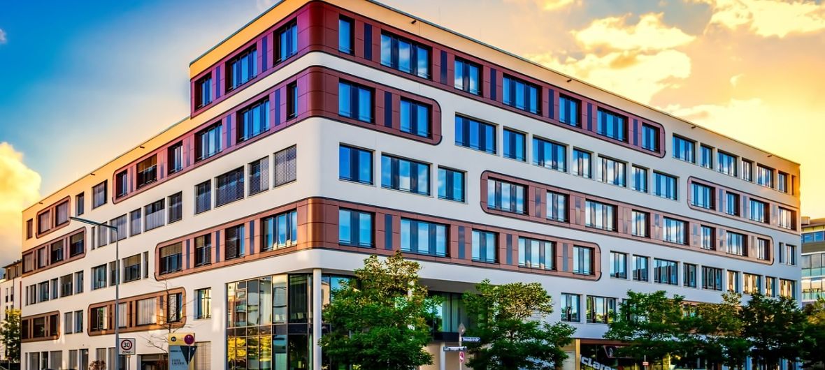 Nachfrage nach Immobilien mit erneuerbarer Energieversorgung wächst: Der Trend von sinkenden Immobilienpreisen setzt sich laut einer neuen Studie von McMakler fort. Doch in der Abwärtsentwicklung zeichnet sich auch eine Gegenbewegung ab: Immobilien mit erneuerbaren Energieressourcen werden immer gefragter. 