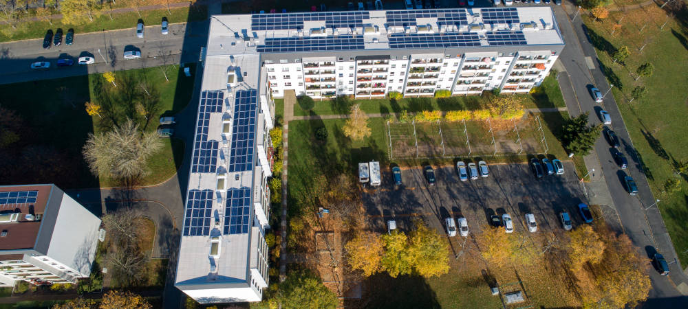 Sonnenstrom vom Dach: Vonovia macht Dresden zum Solarkraftwerk: Vonovia installiert alleine in Dresden fast 200 Photovoltaikanlagen, was die sächsische Landeshauptstadt zum größten Solarstandort des Wohnungsunternehmens macht. Das spart Tonnen an Kohlendioxid und senkt die Nebenkosten.