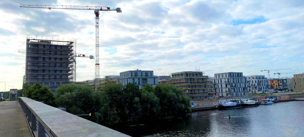 Wassernähe für wenig Geld: Baustart für letztes Teilprojekt der Berliner WATERKANT: Mit 2.500 Wohnungen ist das Quartier WATERKANT in Berlin-Spandau eines der großen Bauvorhaben in der Hauptstadt. Die landeseigene Gewobag baut rund 2.000 Wohnungen, die Hälfte davon als Sozialwohnungen. Problem ist der öffentliche Nahverkehr.