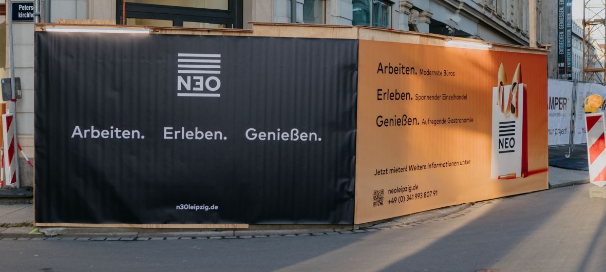 NEO in Leipzig: Pre-Opening für REWE und Parkhaus Neumarkt im ehemaligen Karstadt: Das ehemalige Leipziger Karstadt heißt jetzt NEO und soll zukünftig Büros sowie Shopping- und Gastronomie-Erlebnisse mit Lifestyle- und Mobilitätskonzepten vereinen. Aktuell feiern ein neuer REWE und das Parkhaus Neumarkt im Gebäude ihr Pre-Opening.