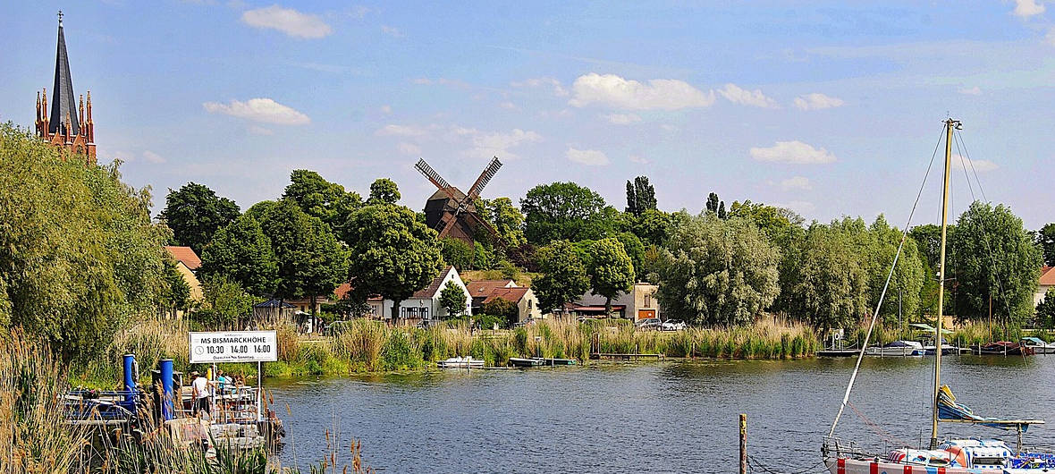 Qualitätssiegel „Gewohnt gut“ für „Junges Wohnen auf der Jugendhöhe“ in Werder (Havel): Mit dem Neubau von zwei Mehrfamilienhäusern hat die Haus und Grundstücksgesellschaft Werder mbH (HGW) das Angebot von sozialem Wohnen im Zentrum von Werder erweitert und wurde dafür ausgezeichnet.