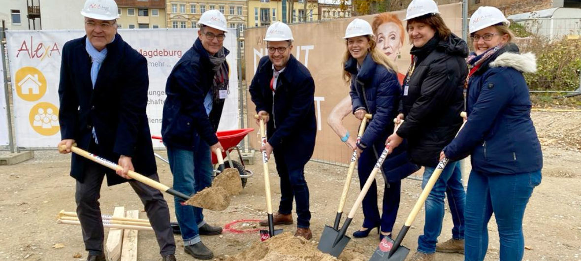 Spatenstich für neues Wohn- und Pflegequartier in Magdeburg: Die AlexA Gruppe, ein Berliner Seniorenimmobilienbetreiber, feierte jüngst den Spatenstich für ein modernes Pflegequartier in Magdeburg. Alle Informationen zu dem Pflegeobjekt.