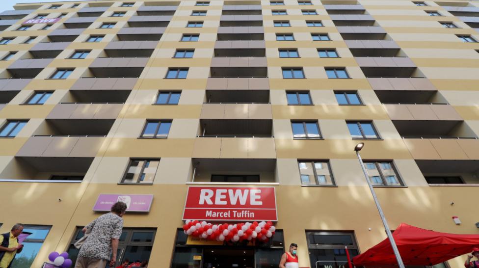 Wohnen über dem REWE mitten in Berlin: Aldi und Lidl machten es vor: Discounter machen mehr aus den Flachbauten ihrer Filialen und kombinieren sie mit Wohnraum über den Ladenflächen. REWE zieht in Berlin nach.