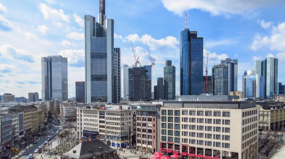 Frankfurter Wohnmarkt wächst viel zu wenig: Auch in Zukunft herrscht in Frankfurt Knappheit an Wohnraum. Obwohl neue Stadtquartiere geplant und erschaffen werden. Das ist das Ergebnis des Wohnmarkt-Reports Frankfurt.