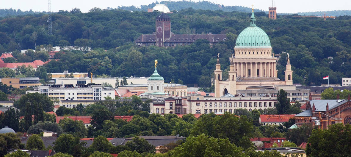 Wohnungsmarkt in Ostdeutschland: Wo Investoren fündig werden: Ostdeutsche Wohnungsmärkte bieten laut einer Studie aktuell gute Einstiegschancen: Die Kaufpreise fallen, aber die Spitzenmieten steigen. Vor allem an Berlin, Potsdam und Erfurt führt kein Weg vorbei.